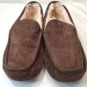 UGG Men's Brown Suede  Sheepskin Lined Moccasin Shoes. SN 5775.